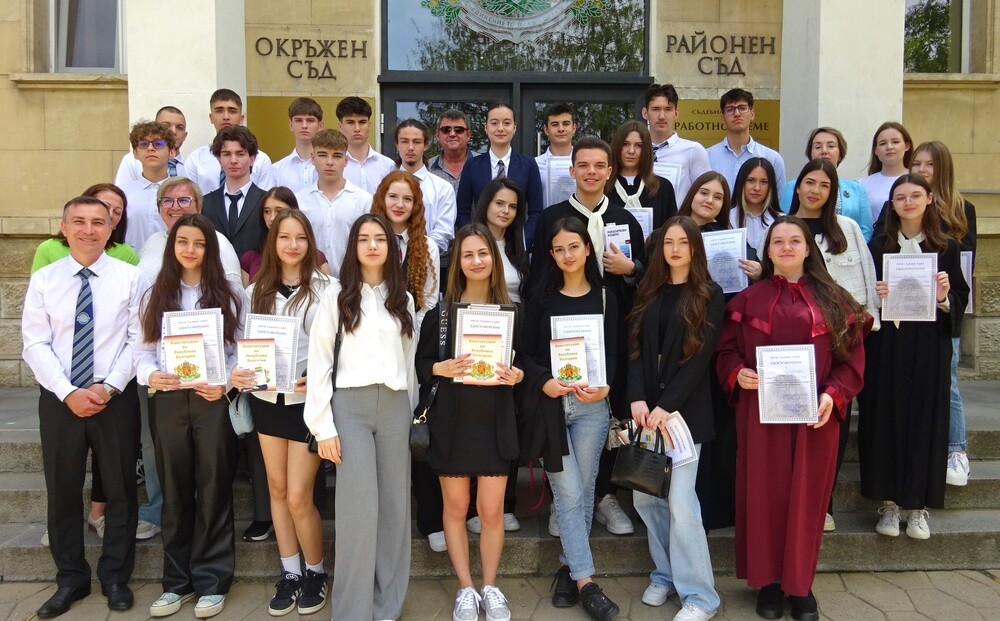 Гимназисти от ППМГ „Акад. Никола Обрешков“ Разград „осъдиха“ 17-годишен ученик за опит за изнасилване, превишаване пределите на неизбежна отбрана и причиняване на средна телесна повреда