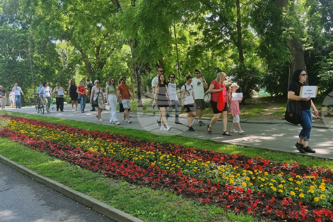 С шествие в Морската градина варненци поискаха спиране на движението на коли в парка