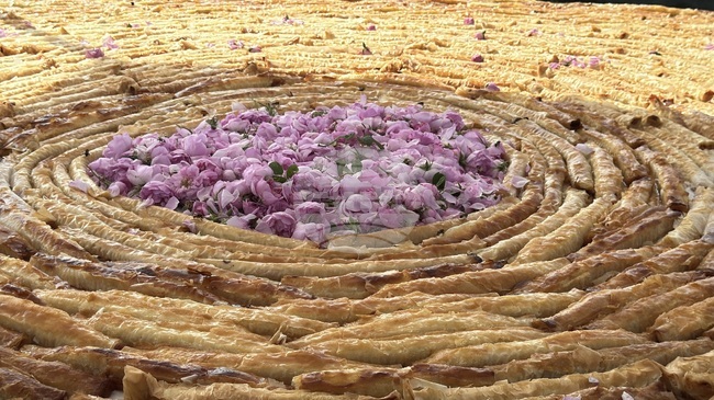 В Казанлък приготвиха най-дългата вита баница с рози