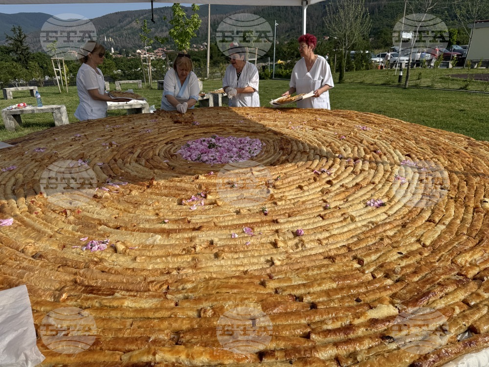 Kazanlak Sets Culinary Record with 1-Km Sweet Rose Banitsa at Festival