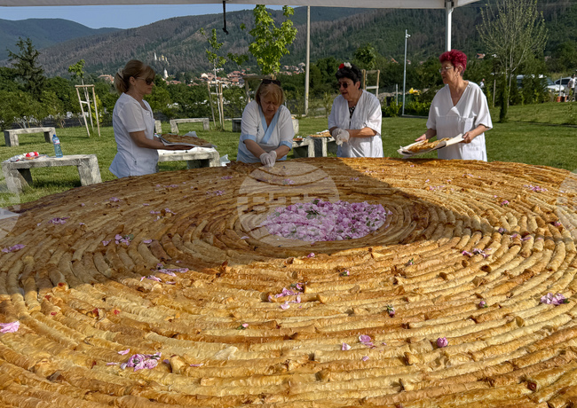 Казанлък - баница с рози 