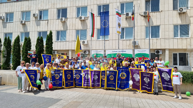 Парад на знамената на Лайънс клубове от цялата страна украси центъра на Търговище 