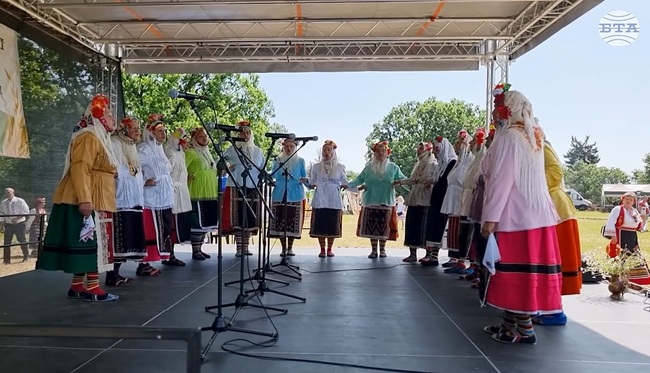 Над 30 самодейни състава и индивидуални изпълнители се включиха във фолклорния фестивал „Главанци“ в село Владимирово, община Добричка