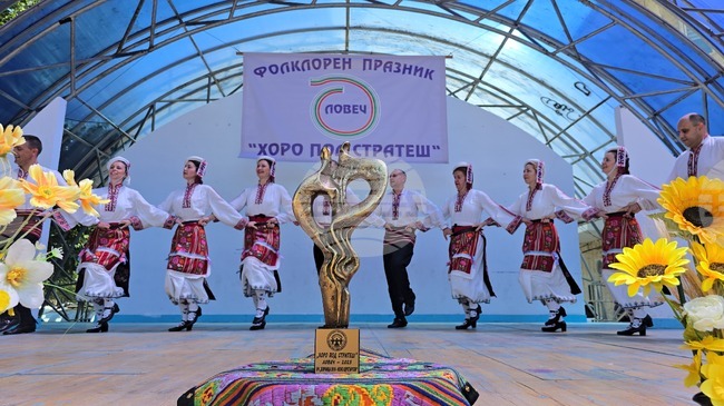 Български народни хора огласиха стария квартал на Ловеч