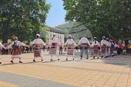 Ловеч - „Хоро под Стратеш"