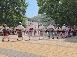 Ловеч - „Хоро под Стратеш"