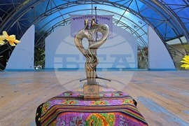 Ловеч - „Хоро под Стратеш"