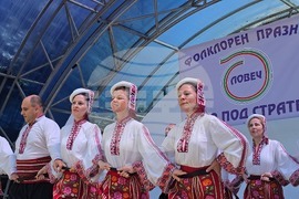 Ловеч - „Хоро под Стратеш"
