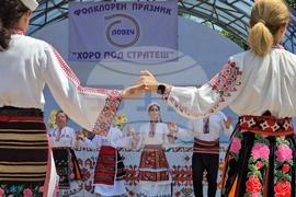 Ловеч - „Хоро под Стратеш"