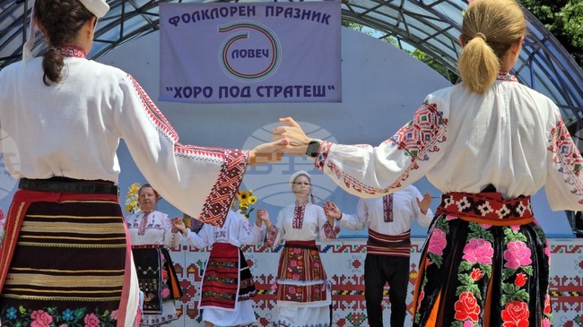За 15-а поредна година в Ловеч се организира фолклорният празник „Хоро под Стратеш“