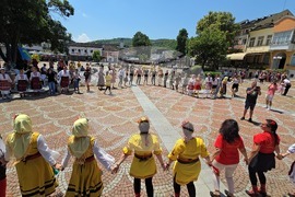 Ловеч - „Хоро под Стратеш"