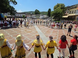 Ловеч - „Хоро под Стратеш"