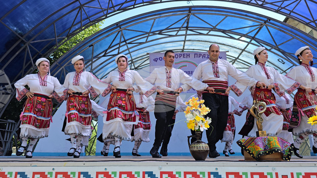 Ловеч - „Хоро под Стратеш"