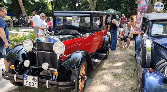 Коли на век се включиха в парада на ретро автомобили и мотоциклети в Русе