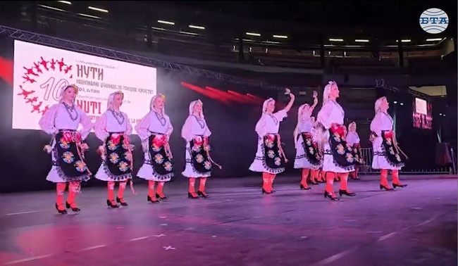 Двадесет хореографии бяха представени във втората сценична сесия, част от десетото издание на събора "На мегдана на другата България" в Лион