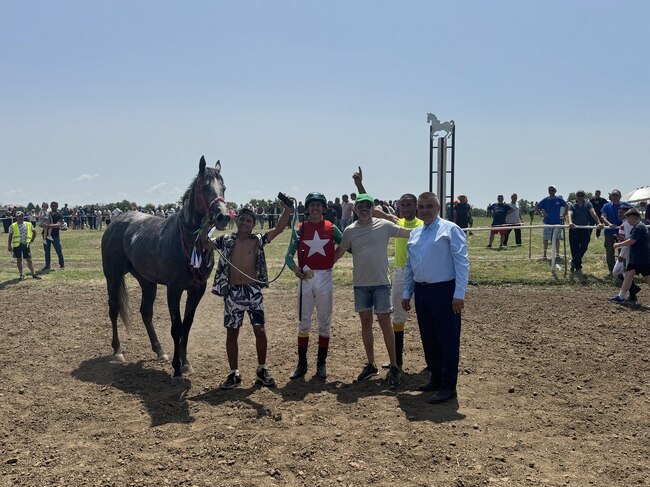 Традиционните конни надбягвания в Сандрово отново събраха най-добрите състезатели от България и Румъния