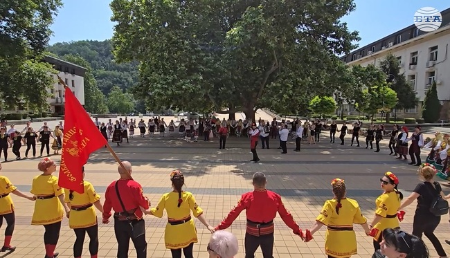 Български народни хора огласиха стария квартал на Ловеч