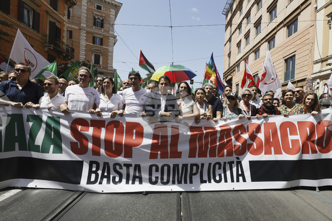 Стотици хиляди демонстранти участваха в шествие по улиците на Рим срещу войната в ивицата Газа
