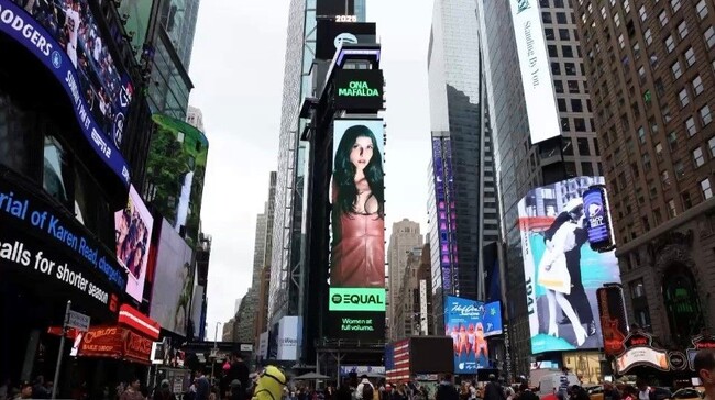 Внучката на Симеон Сакскобургготски се появи на рекламно пано на "Таймс Скуеър" в Ню Йорк, съобщи баща й