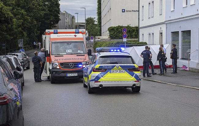 Мъж се вряза с автомобил в група минувачи в германския град Пасау; няколко души са ранени