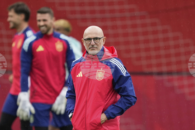 Националният отбор на Испания пристигна в София, стотици привърженици посрещнаха европейските шампиони