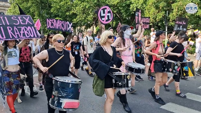 Букурещ прайд и контрашествие за семейството изкараха хиляди хора по улиците на румънската столица