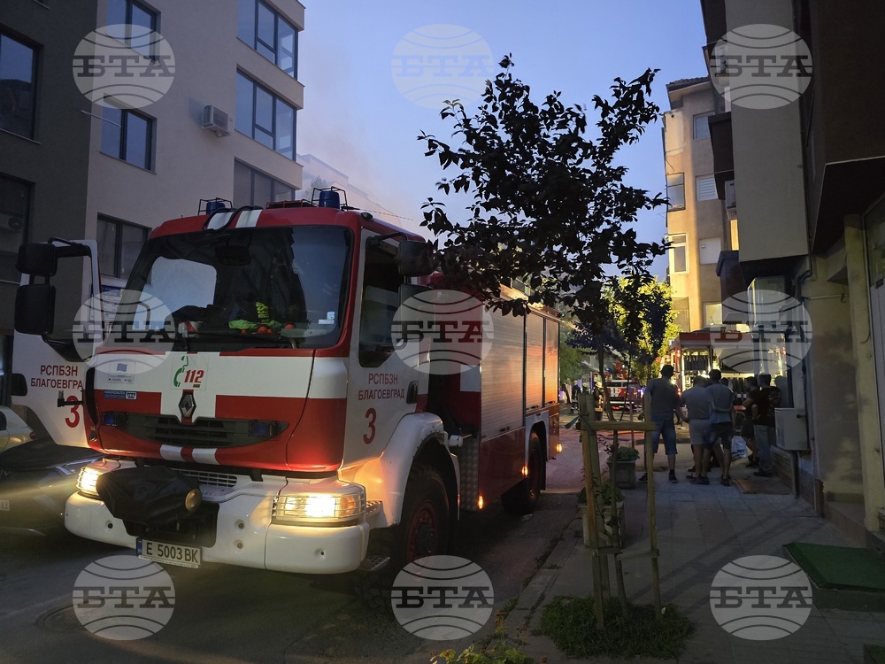 Пожар гори в благоевградски ресторант, на място са екипи на пожарната и полицията