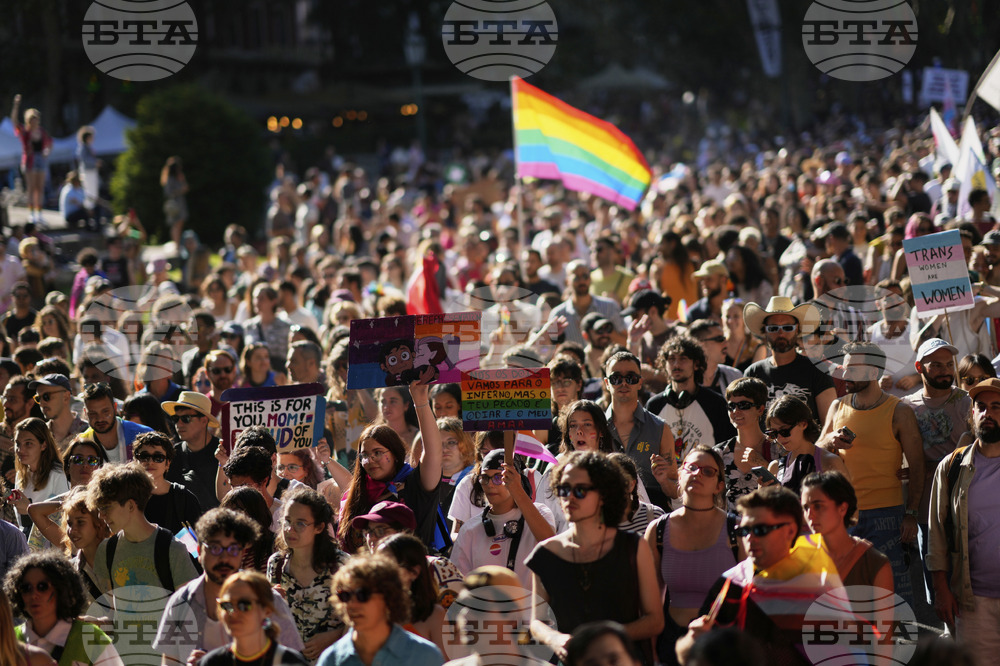 Хиляди хора участваха в гей парада в Лисабон