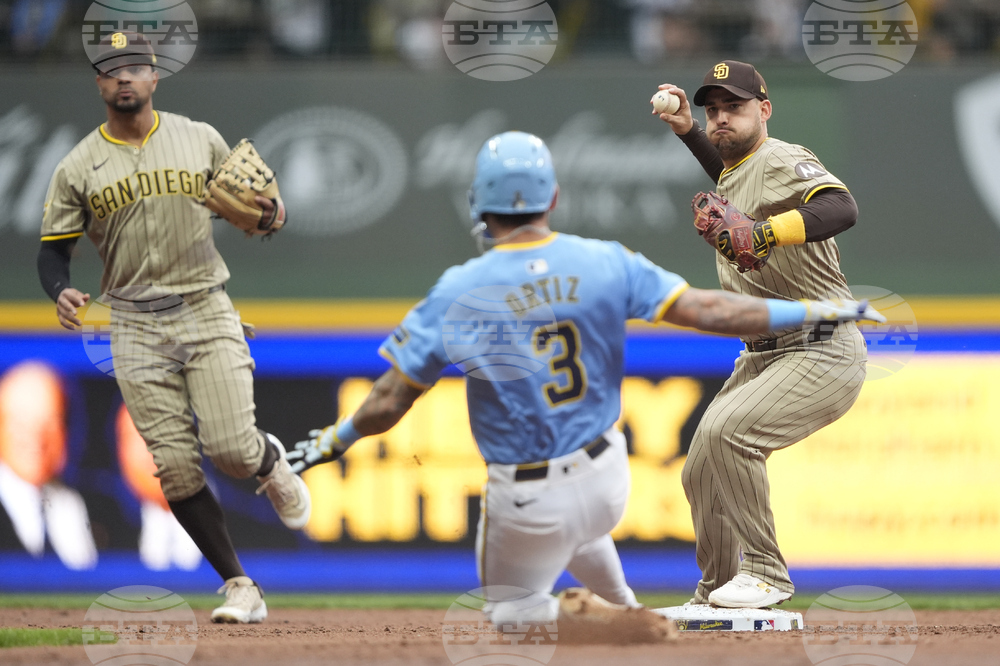 Padres Brewers Baseball