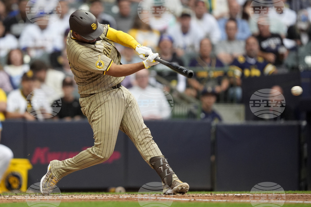 Padres Brewers Baseball