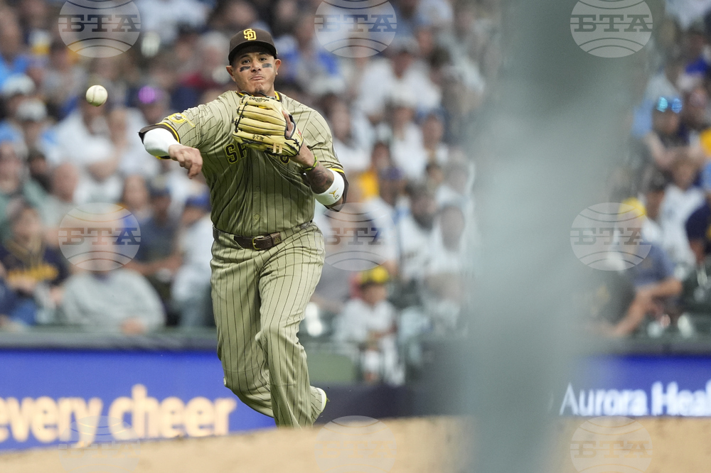 Padres Brewers Baseball