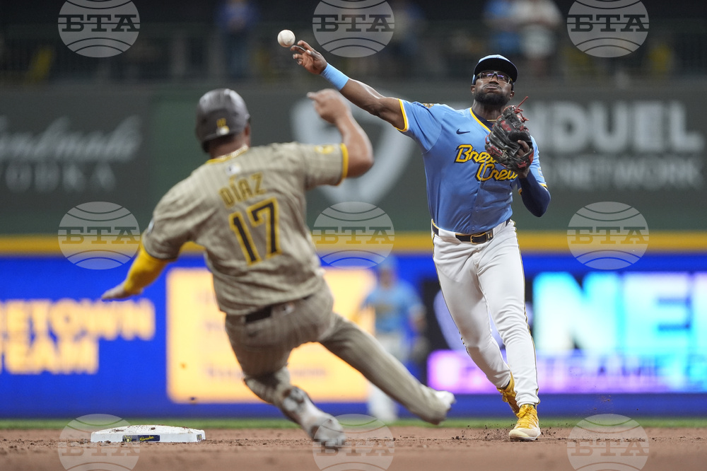 Padres Brewers Baseball