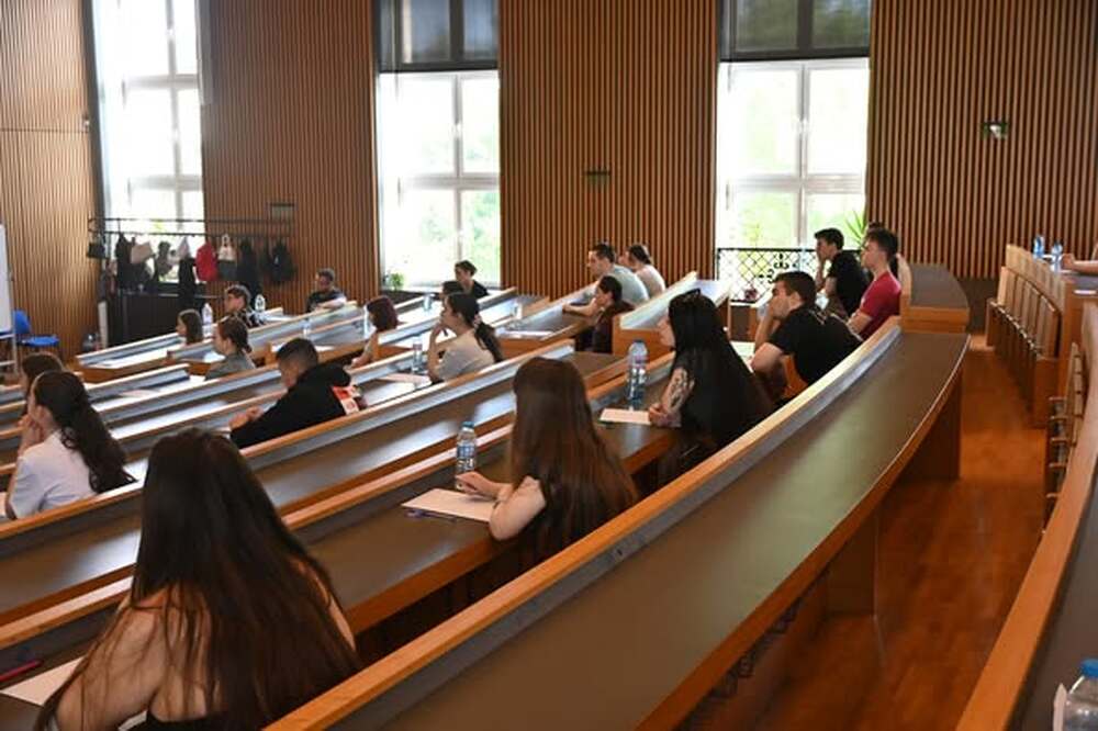 Изпитът по английски език за кандидат-студенти за учебната 2025/2026 година започна в СУ