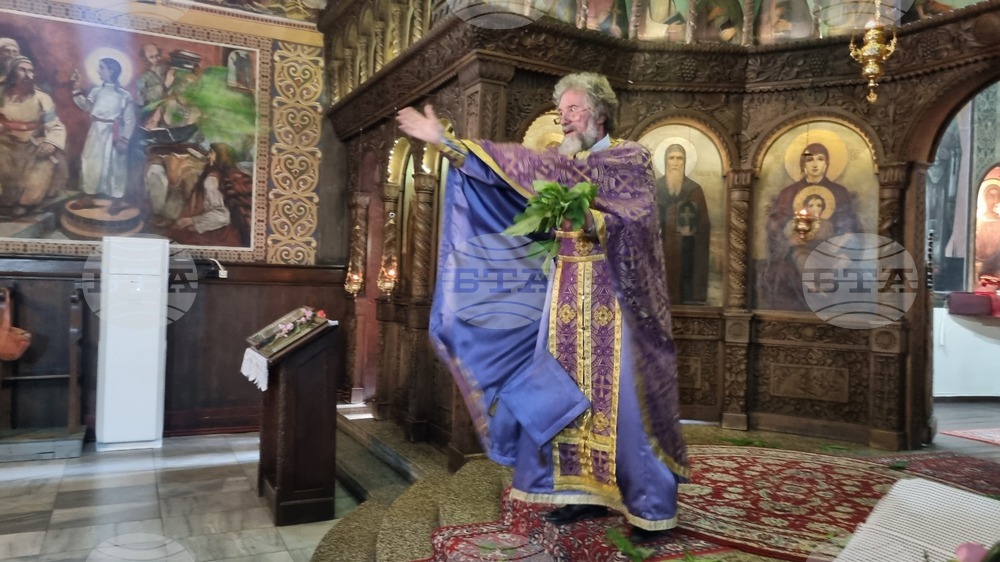 Човешката душа жадува за Божията благодат, каза на Петдесетница архиерейският наместник на Търговищка духовна околия отец Славчо Проданов