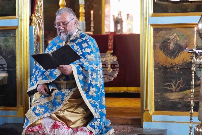 Ямбол - храм „Света Троица" - литургия