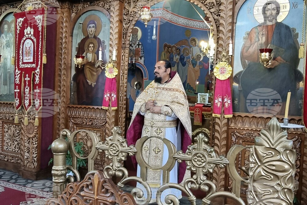 Светият Дух бди над всеки от самото му кръщение, каза отец Иван в проповедта си пред миряните в църквата „Свети Три Светители“ в Шумен
