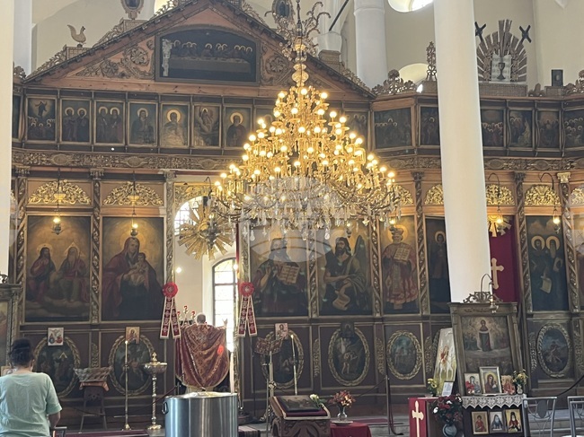 Днес и утре празнуваме Христовата църква, каза отец Михаил Миронов на Петдесетница в храм „Света Троица“ в Свищов