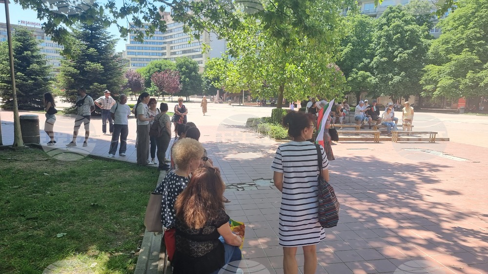 Граждани на Добрич за поредна неделя се събраха в защита на българския лев