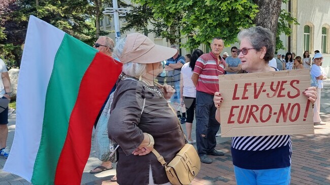 Parliament Rejects Motion on Anti-Euro National Referendum