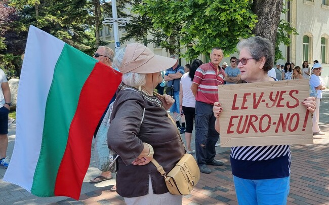 С протестно шествие в центъра на града варненци поискаха провеждането на национален референдум за въвеждане на еврото