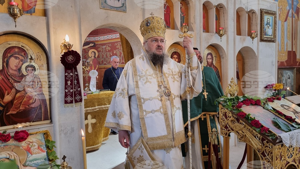На този ден се основава Църквата Христова, посочи в проповедта си Врачанският митрополит Григорий