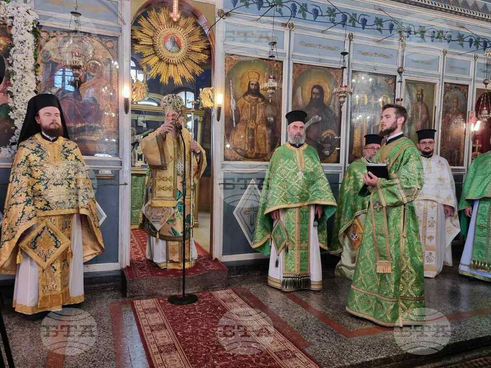 На Петдесетница Белоградчишкият епископ Поликарп оглави литургия в асеновградския храм „Св. Троица“
