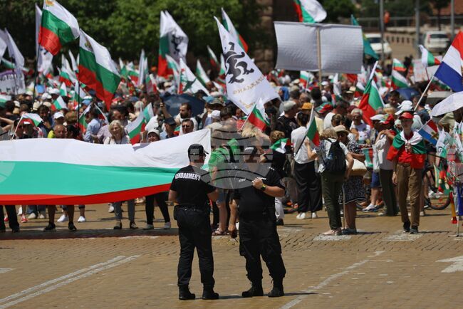 Част от протестиращите срещу еврото опитаха да стигнат до сграда на ЕК в София, охранява я кордон от полицаи