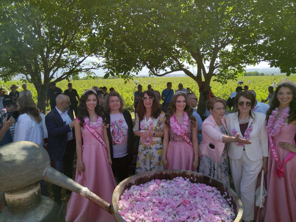 Председателят на Народното събрание Наталия Киселова се включи в ритуала „розобер“ в родния си град Казанлък