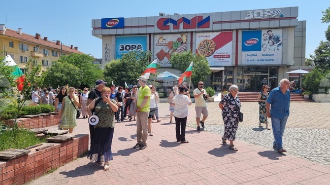 Недоволни граждани протестираха във Враца против влизането в еврозоната