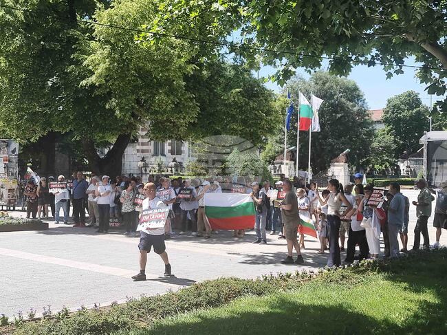 Граждани се събраха на централния площад в Плевен на протест срещу приемане на еврото