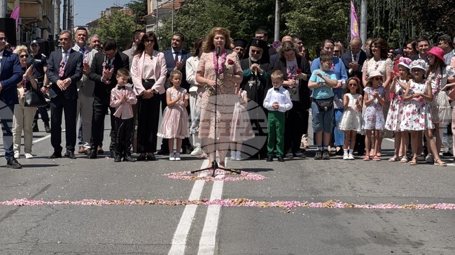 Българската роза отдавна трябваше да бъде защитена със специално внимание на държавата, каза в Казанлък вицепрезидентът Илияна Йотова