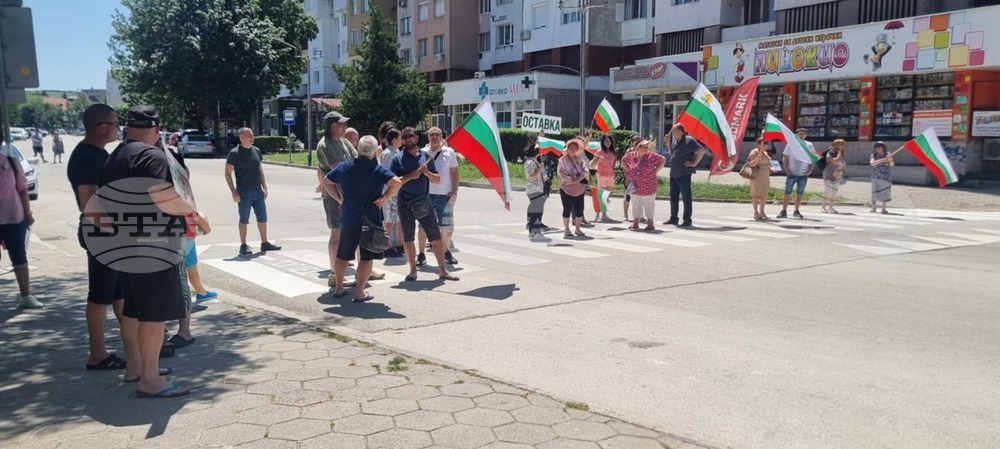 Десетки силистренци излязоха на протест с искане за референдум за запазване на българския лев