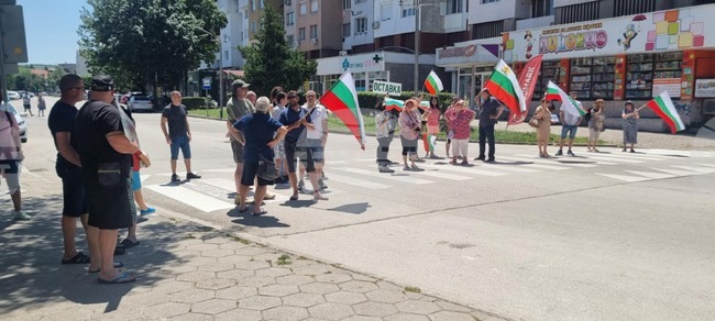 Десетки силистренци излязоха на протест с искане за референдум за запазване на българския лев
