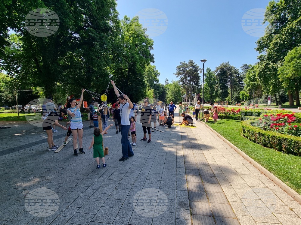 В Плевен родители и деца се забавляваха със семейни игри в Градската градина